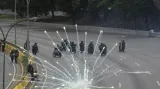 Výbuchy pyrotechniky z řad protivládních demonstrantů v blízkosti vládních bezpečnostních sil při protestech ve venezuelském Caracasu. Během dvou posledních měsíců zemřelo při násilných střetech několik desítek lidí. Opozice volá po okamžitých prezidentských volbách a osvobození politických vězňů.