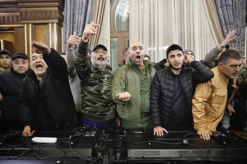 Demonstranti vtrhli do budovy Národního shromáždění Arménie