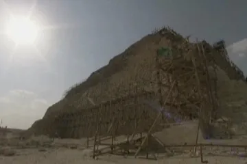 Pyramidu pomáhá opravit unikátní technologie