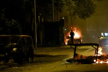 Ve Francii pohřbili zastřeleného mladíka. Při čtvrté noci nepokojů zadržela policie přes tisíc lidí