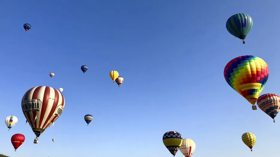 Ranní start horkovzdušných balonů nad hradem Bouzov v pátek 17. srpna 2018