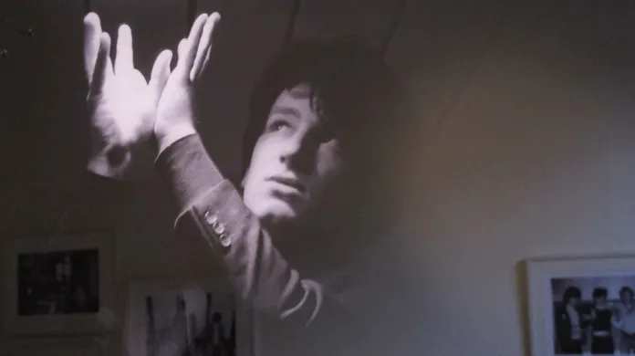 Z výstavy U2 1978-1981 / projekce fotografie s omnáctiletým Bonem