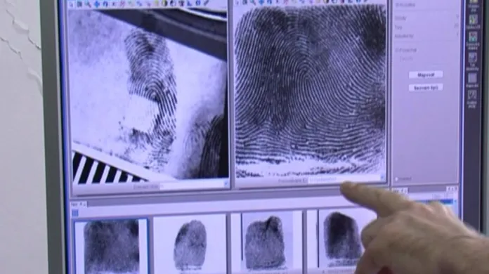 Kriminalista zkoumá otisky prstů