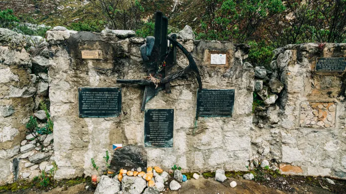 Pomník členům československé horolezecké výpravy Peru 1970, kteří zahynuli při zemětřesení pod severním vrcholem Huascaránu u jezera Llanganuco