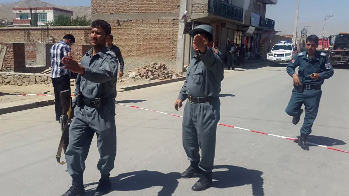 Afghánské bezpečnostní síly nedaleko místa sebevražedného útoku