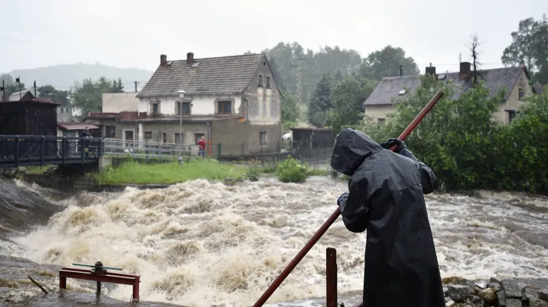 Deště v sobotu rozvodnily řeku Smědá v Hejnicích
