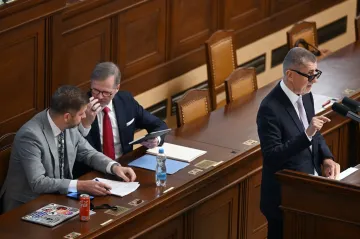 Sněmovna jednala o vyslovení nedůvěry vládě. K hlasování se ani v noci nedostala