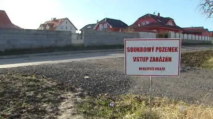 Lukrativní pozemek v satelitním městečku