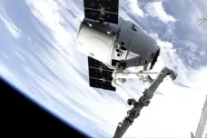 Kosmický kamion Dragon donesl na ISS zásoby i mikročipy pro pokusy