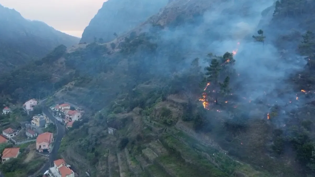 ▶ Branner på Madeira har fanget tusenvis av passasjerer på flyplassen – ČT24 – Tsjekkisk TV