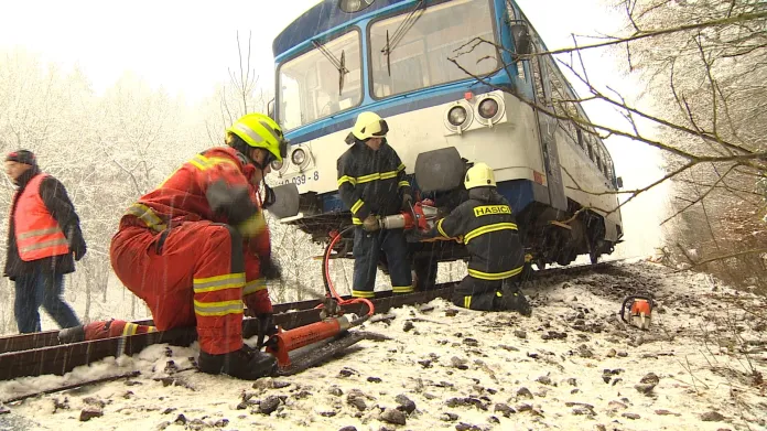 Na trati mezi Ostroměří a Lázněmi Bělohrad kvůli spadlému stromu ráno vykolejil osobní vlak