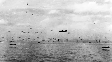 Dálkové bombardovací letouny japonského císařského námořního letectva Micubiši G4M známé Spojencům pod přezdívkou Betty (nebo také „létající zapalovač“ díky nedostatečné ochraně palivových nádrží) přelétávají nízko nad hladinou, aby unikly střelám amerických protiletadlových zbraní během náletu na americké námořnictvo 8. srpna 1942.