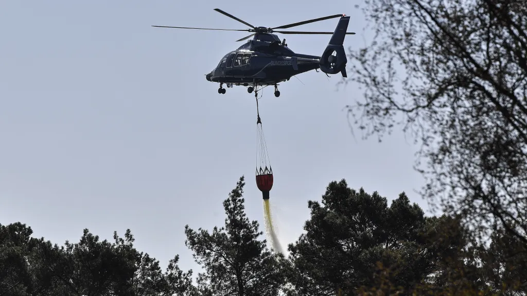 S hašením požárů v Nizozemsku pomáhá vrtulník