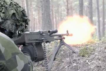 Stát by měl více podporovat zbrojařský průmysl, shodli se Hynek s Petrášem