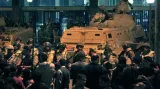 Mubarakovo rozhodnutí rozhořčilo demonstranty