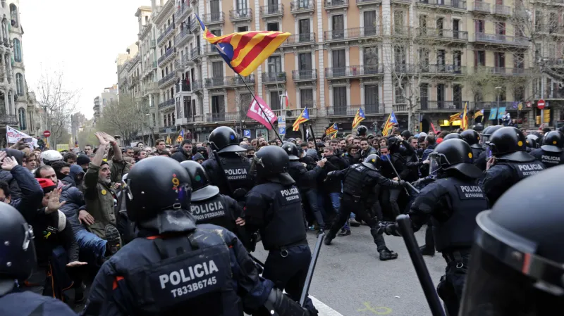 Ostré střety mezi demonstranty a policií