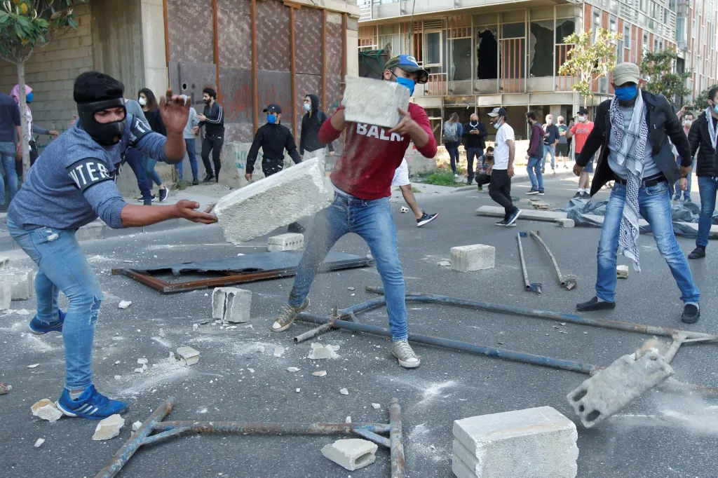 Demonstranti házejí kousky betonu během protestů v Bejrútu proti rostoucím ekonomickým problémům v Libanonu