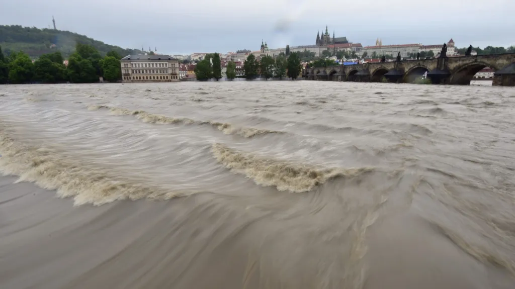 Rozvodněná Vltava v centru Prahy