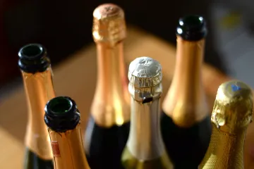 Lahve se sektem přijdou o svou jedinečnou součást, vinaři litují ztráty tradice