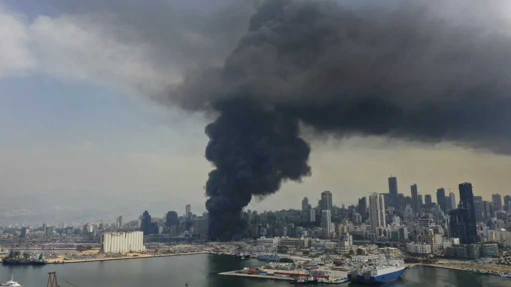 Požár v přístavním skladu s pneumatikami a olejem v Bejrútu