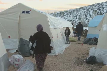 Hlad vydržíme, zimu ne. Obyvatelé zničených tureckých vesnic stále čekají na obytné kontejnery
