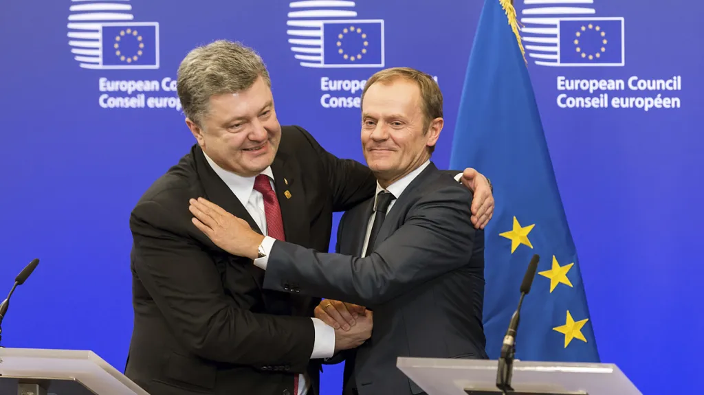 Petro Porošenko a Donald Tusk během summitu v Bruselu