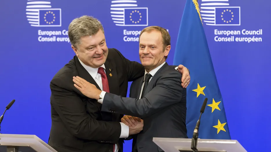 Petro Porošenko a Donald Tusk během summitu v Bruselu