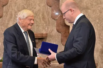 Brady převzal od Sobotky medaili Karla Kramáře, ocenění se dočkal i od poslanců