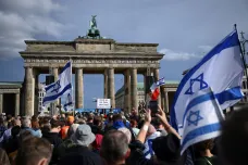V Berlíně či Londýně se shromáždili zastánci Izraele. Demonstrace ve světě podpořily také Palestince