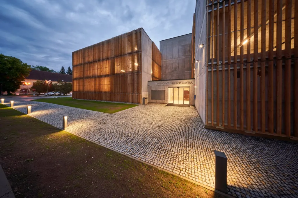 Parkovací dům Jana Gayera, Hradec Králové (architekti chmelík & partneři)