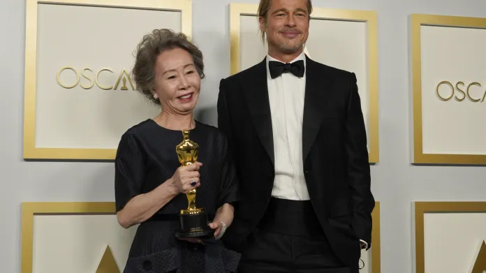 Herečce Yuh-Jung Youn předal Oscara za výkon ve vedlejší roli Brad Pitt