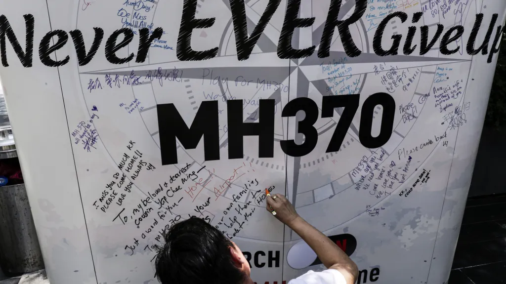 Příbuzní pasažérů letu MH370 neztrácejí naději