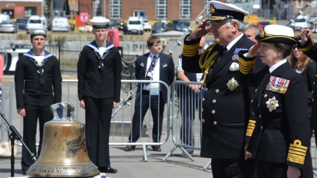 Zvon z křižníku HMS Hood