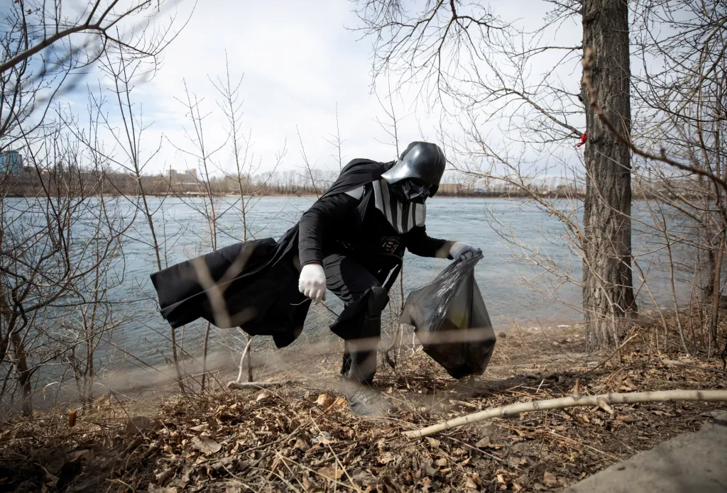 Dobrovolník oblečený jako postava Darth Vadera z filmové série Hvězdných válek sbírá odpadky během čištění ulic v ruském Irkutsku. Dobročinná akce se uskutečnila u příležitosti 60. výročí prvního kosmického letu s posádkou