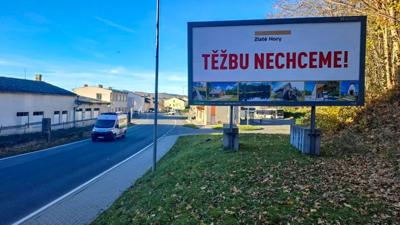 Billboard odmítající těžbu zlata ve Zlatých Horách, který nechala u hlavní silnice instalovat radnice města
