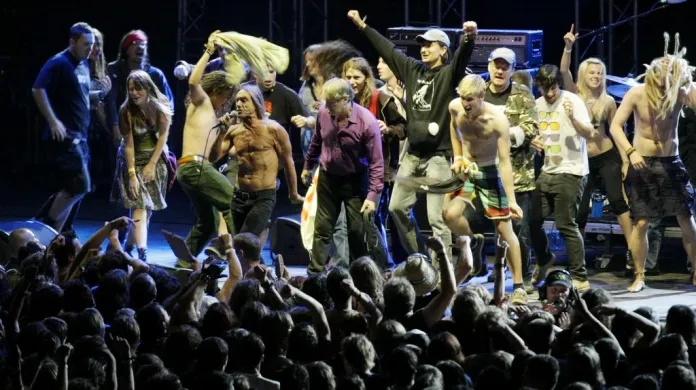Iggy Pop na pódiu s publikem trutnovského festivalu