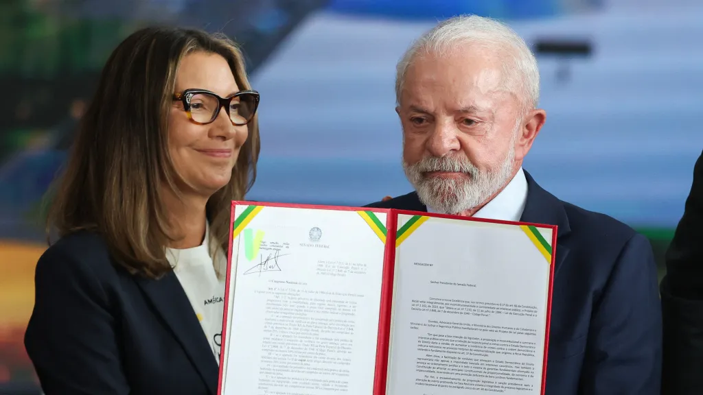 Brazilský prezident Luiz Inácio Lula da Silva veřejně vystavuje se svou ženou Rosangelou „Janja“ da Silvovou veto návrhu zákona, 8. ledna 2026