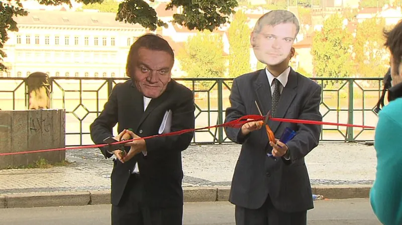 Aktivisté převlečení za politiky imitují otevření pěší zóny.