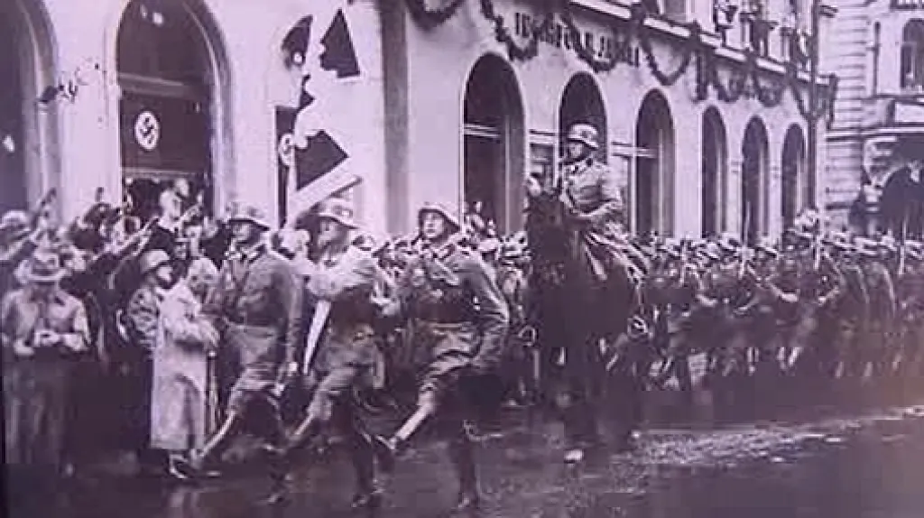 Pochod wehrmachtu v ulicích Liberce