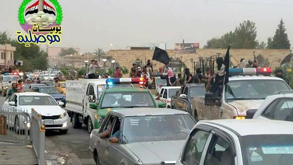 Spanilá jízda členů ISIL ulicemi dobytého Mosulu