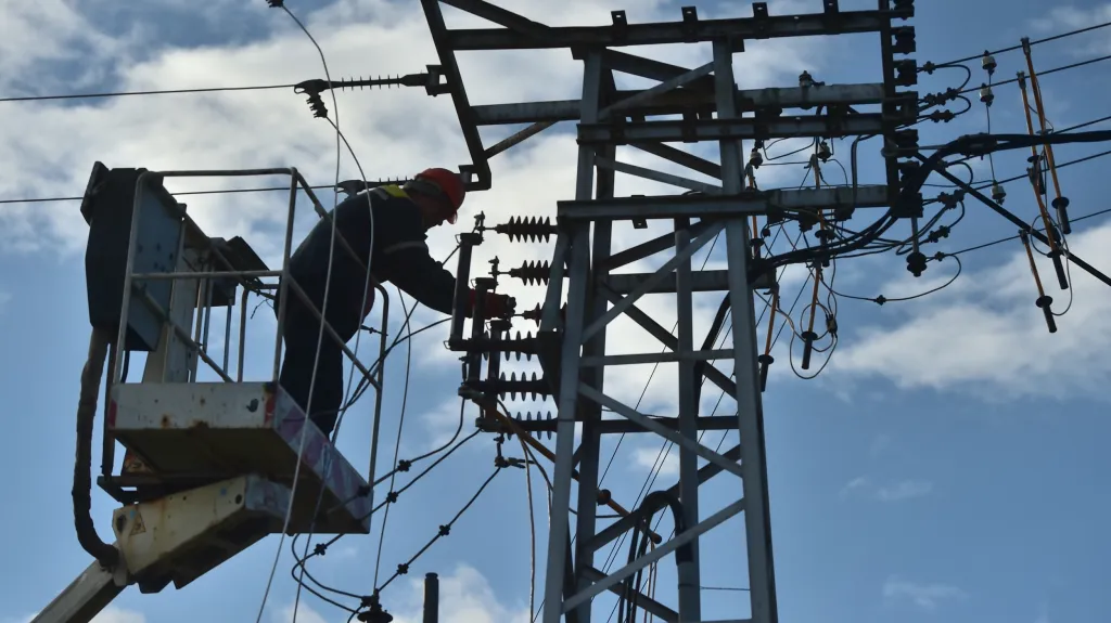 Silný vítr zkomplikoval v Jihočeském kraji dodávky elektřiny. Na snímku pracovník energetické společnosti opravuje zpřetrhané vedení v Myšenci na Písecku