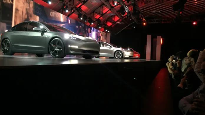Automobilka Tesla Motors představila 31. března večer ve svém kalifornském studiu svůj nejdůležitější model - „levný“ elektromobil Tesla Model 3, který by měl být dostupný každému.