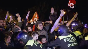 Střety demonstrantů s policií