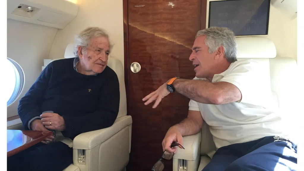 Jeffrey Epstein (vpravo) s vědcem Noamem Chomskym na nedatovaném snímku