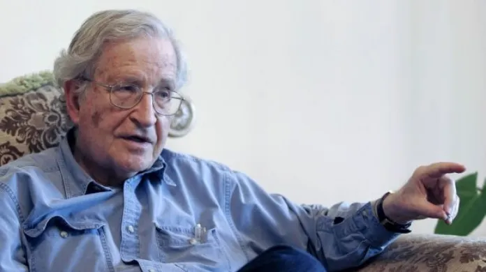 Do Česka míří Noam Chomsky