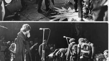 Mick Jagger během koncertu na festivale Altamont v Kalifornii v prosinci 1969 a členové Hells Angels na pódiu. Rolling Stones si pro tento koncert najali Pekelné anděly jako ochranku za pivo v hodnotě 500 dolarů. Na spodní fotografii přihlíží Jagger v úžasu tomu, jak členové Hells Angels surově zmlátili fanouška, který se pokoušel dostat na pódium. Ten později na následky zranění zemřel