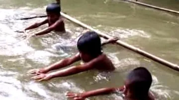 Bangladéšské děti se učí plavat