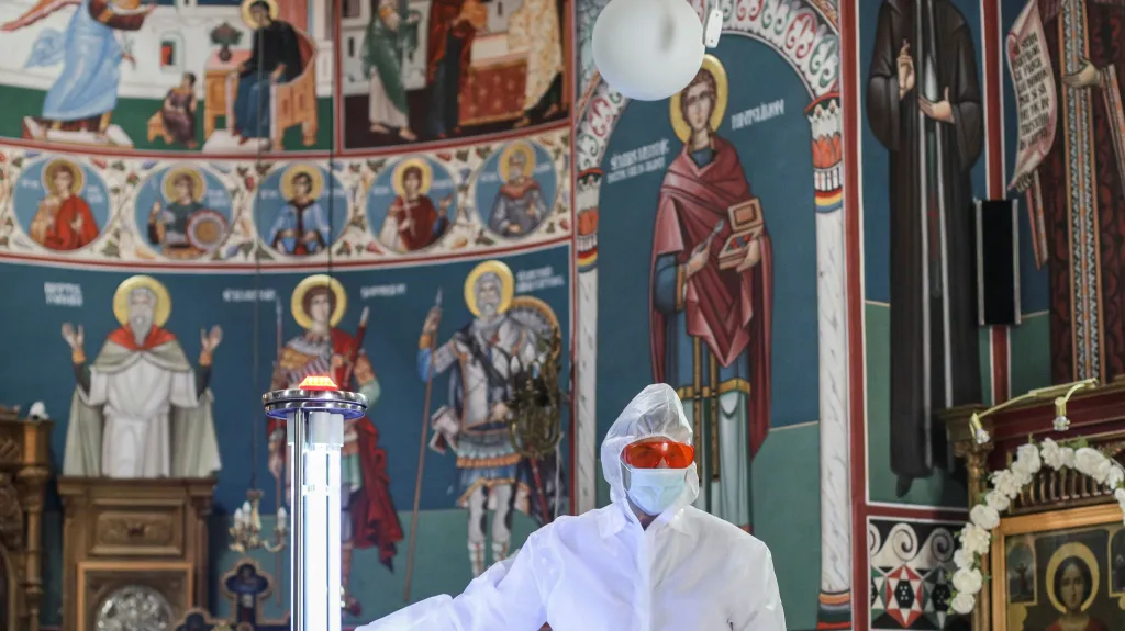 Dobrovolník instaluje světlo dezinfikující bukurešťský kostel