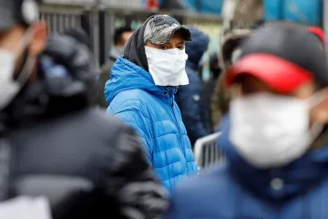 I roušky z běžných látek poskytují spolehlivou ochranu před přenosem covidu, popsala studie