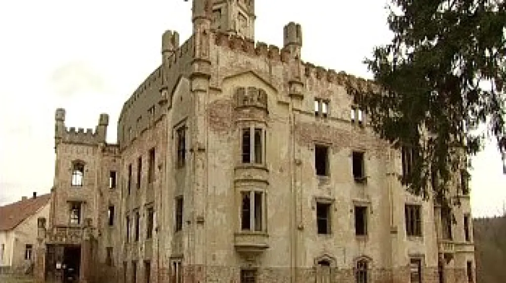 Chátrající zámek